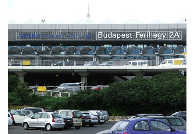 Орбан иска да изкупи обратно дяловете на летището в Будапеща