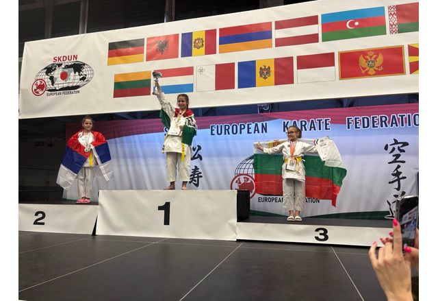  Осемгодишната Анна Видинова от Карлово - с бронзов медал от европейското по карате