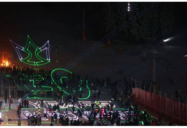 Със светлинно и факелно шоу музикална програма и забавления за