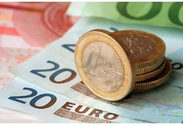 Очаква се еврото да падне до 1,15 долара