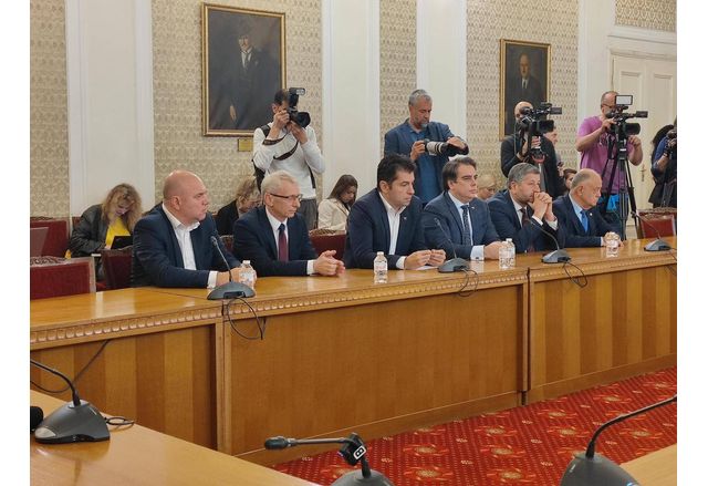 Коалицията между Продължаваме промяната и Демократична България в парламента няма