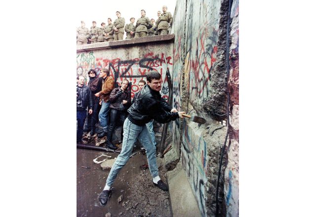 На днешната дата 9 ноември се навършват 35 години от