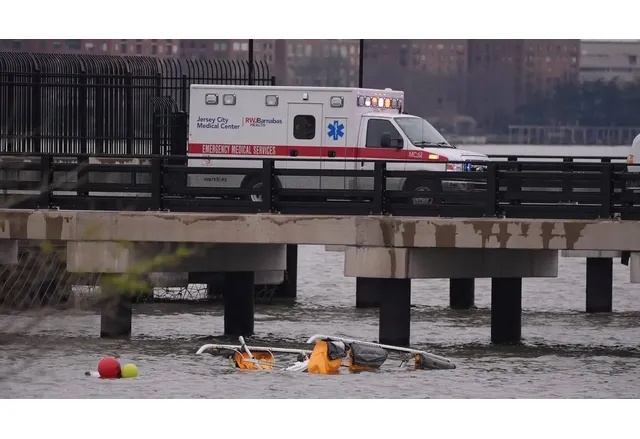 Хеликоптер падна в река Хъдсън край Манхатън предаде Асошиейтед прес