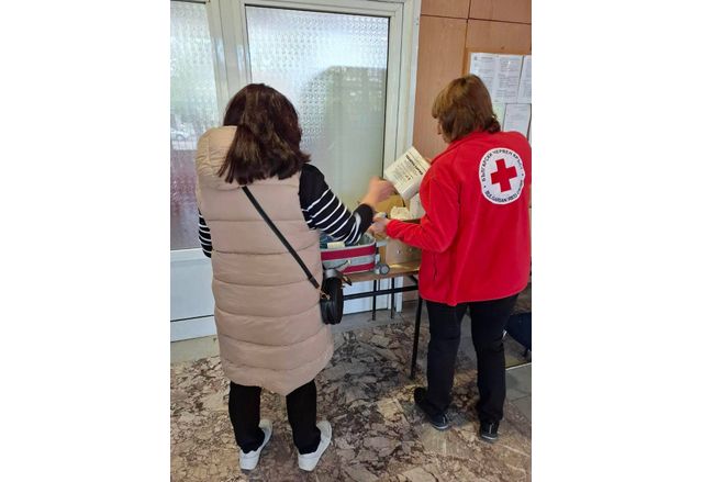 Продължава раздаването на хранителни и хигиенни пакети по Програма "Храни и основно материално подпомагане"