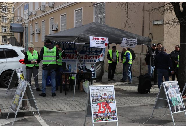 Полицаи и надзиратели излязоха на протест в центъра на София