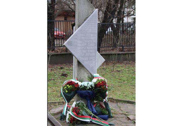 Паметната плоча на убитите хасковски офицери и военнослужещи