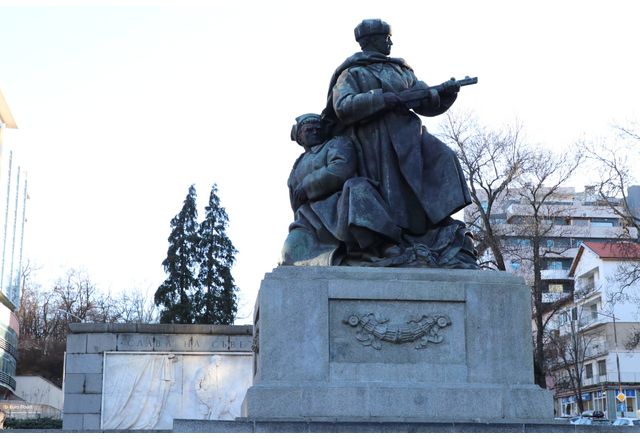 Паметник на съветския войн - костница, градина "Черни връх", ж.к. "Лозенец"