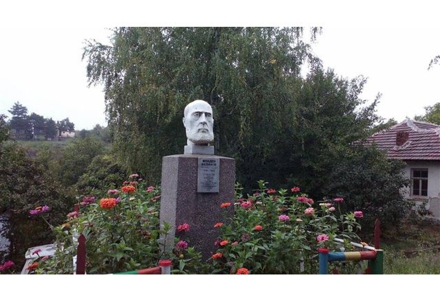Паметникът на Младен Павлов Калинов