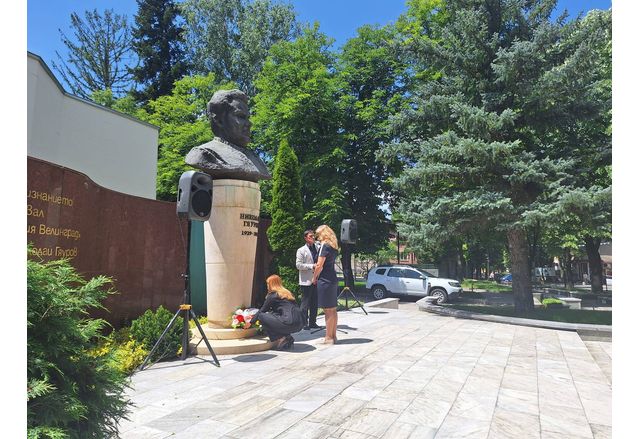 Пред паметника му във Велинград днес в знак на признателност към големия бас бяха поднесени цветя от представители на институции, НПО и граждани
