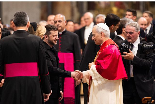 Папа Лъв XIV който говори днес на площад Свети Петър