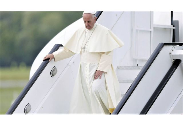 Папа Франциск пристигна в Словакия