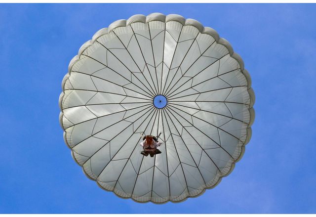 Дете загина след падане при полет с парашут теглен от