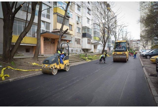 Паркингът пред бл. 39 – 43 на ул. "Искър" в кв. "Аспарухово"