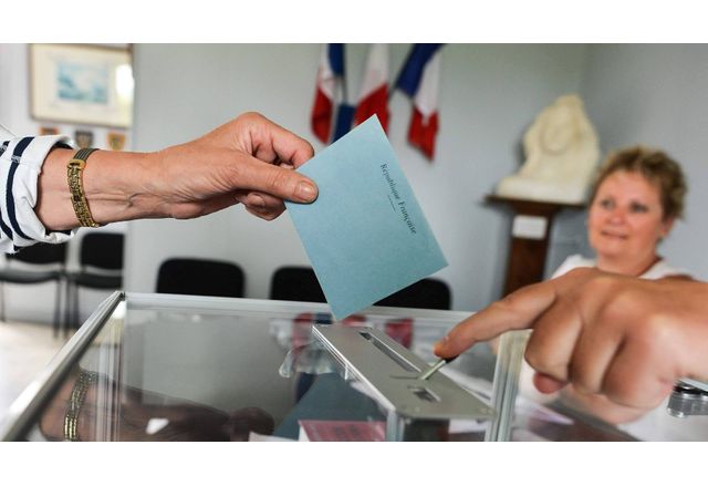 Гласуването на първия тур на предсрочните парламентарни избори във Франция