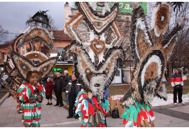 Първият ден от маскарадните дефилета на 32 рия Международен фестивал