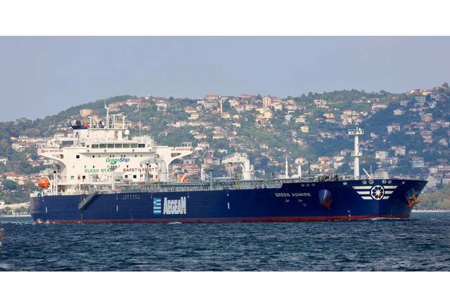 Русия задържа петролен танкер собственост на Гърция след като той