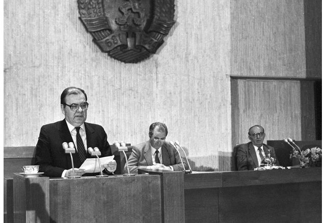 Петър Младенов (на трибуната), Георги Атанасов (в средата) и Тодор Живков (вдясно) на пленума на 10 ноември 1989 г.