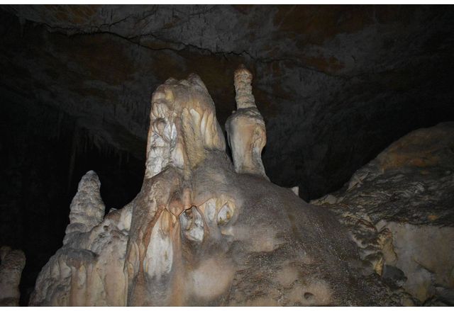 Пещера Добростански бисер разположена край Асеновград е посетена от 2600
