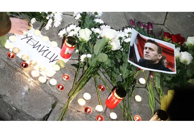 Плакати с надпис Убийци пред руското посолство в София