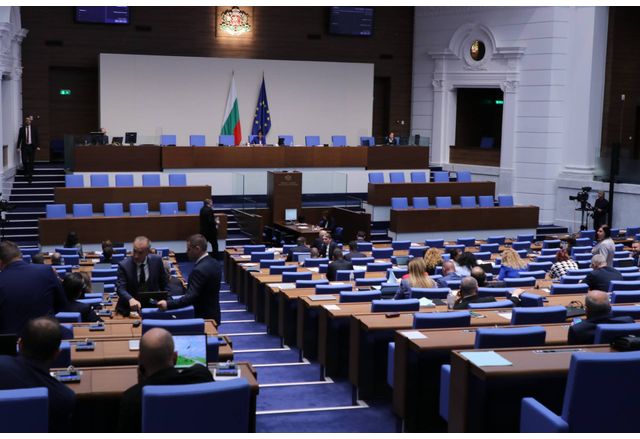 На извънредно заседание депутатите гласуват данъчните закони след като миналата