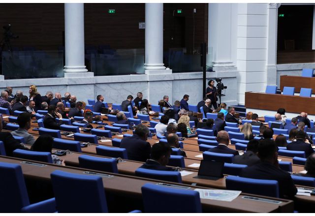 Депутатите решават за бъдещето на проектоправителството на Росен Желязков в