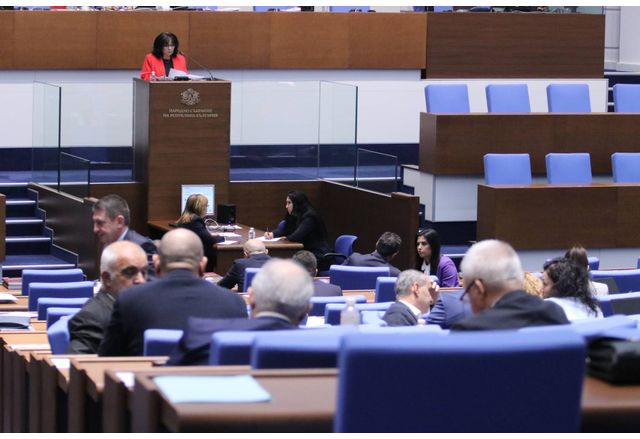 Депутатите продължават извънредното заседание на парламента въпреки че изчерпаха дневния