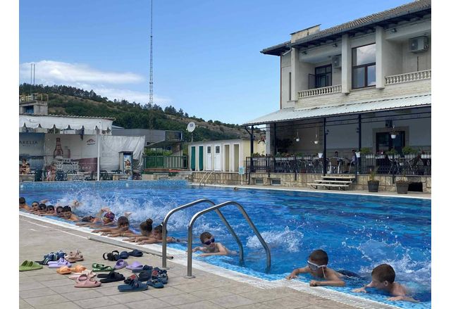 Все още има свободни места за трета смяна от плувните