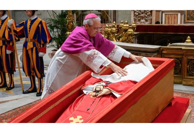 Папа Франциск беше изпратен в последния му земен път със