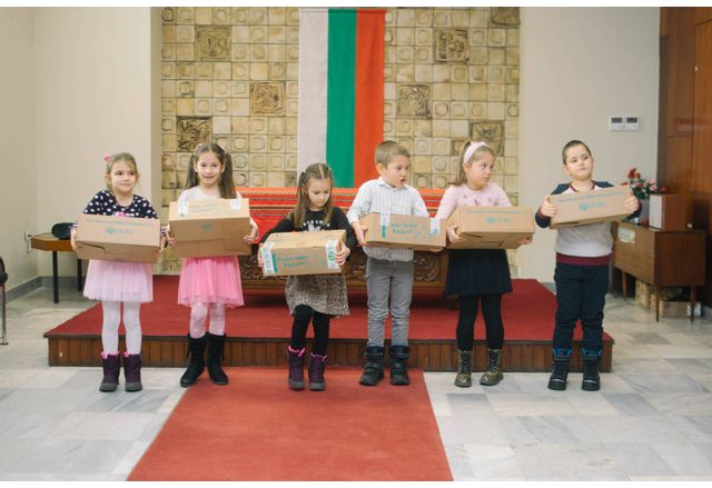 Подаръчни пакети за деца от община Мездра