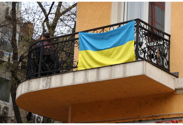 Подкрепа за Украйна - украинското знаме е поставено на терасата на българско жилище