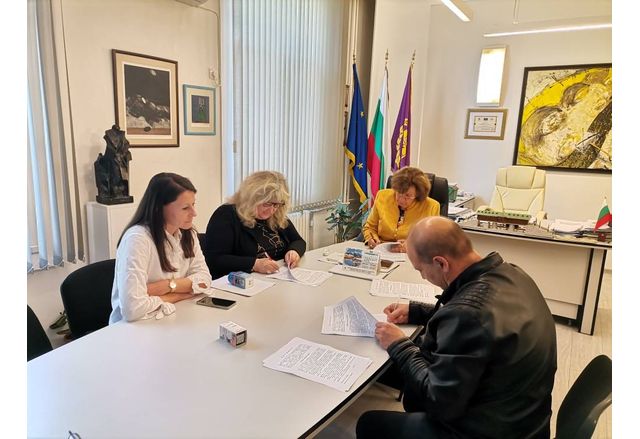 Подписан е нов колективен трудов договор между ръководството на Община Ловеч и синдикатите