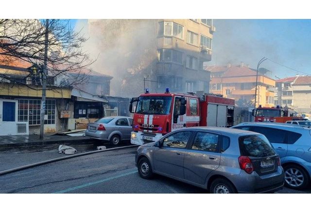 Огромен пожар е обхванал 5 етажна жилищна кооперация в бургаския комплекс