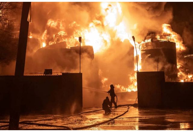Пожар избухна тази нощ в петролно депо след украинска атака