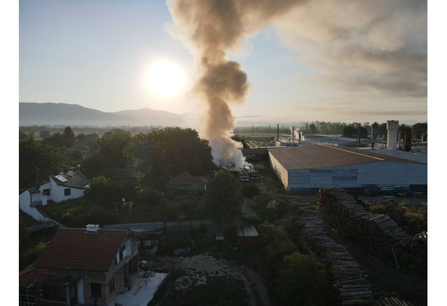 Дървени отпадъци горят във фабрика за пелети в старозагорското село