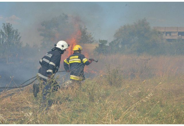 Потушен е пожарът пламнал в обедните часове в близост до