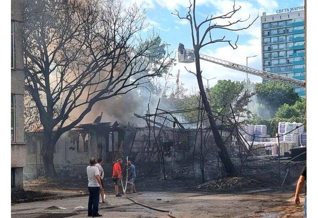 Пожарът в двора на Техническия университет във Варна вече е