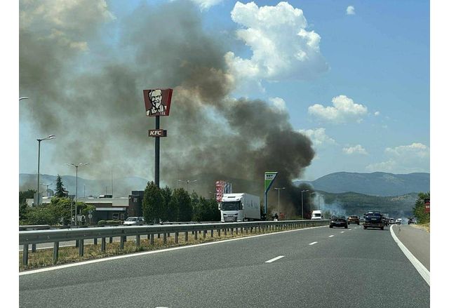 Голям пожар и задимяване на АМ "Тракия" в близост до бензиностанция
