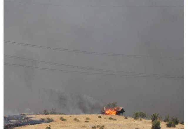 Около 30 вили и постройки изгоряха при огромен пожар във