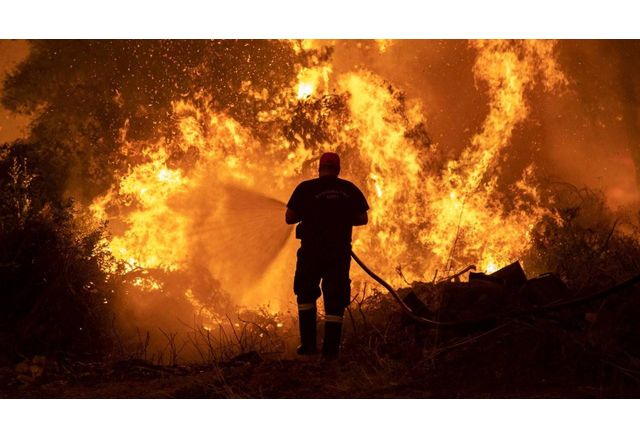 Продължава гасенето на избухналия вчера голям пожар между елховските села