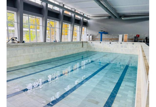 Започна пълненето на покрития плувен басейн във Враца съобщи общинският