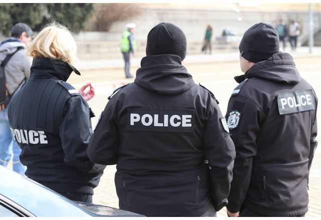 Полицията е заловила бус с 37 мигранти на автомагистрала Люлин