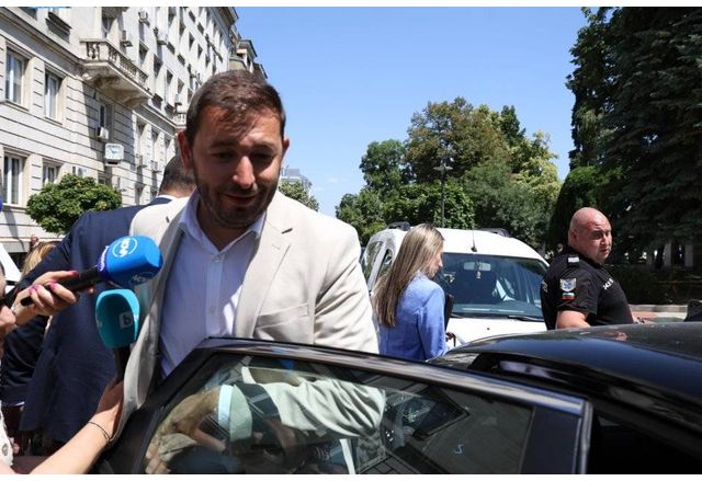 Полицията отвежда Никола Барбутов
