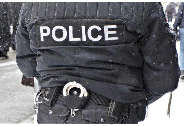 Полицаи задържаха 21 годишен мъж за побой и повреждане на чуждо