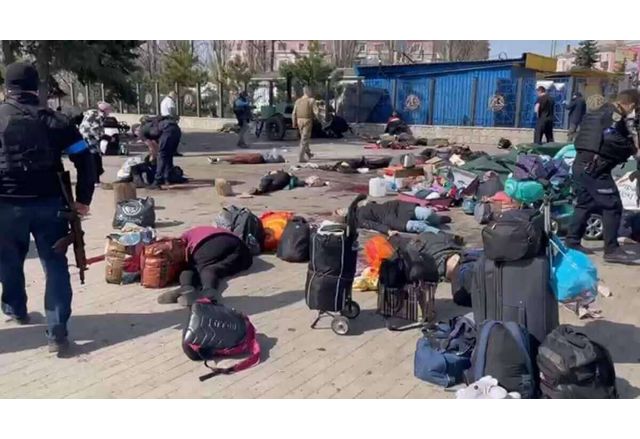 Поредно военно престъпление на руските военни - убитите десетки цивилни на жп гарата в Краматорск