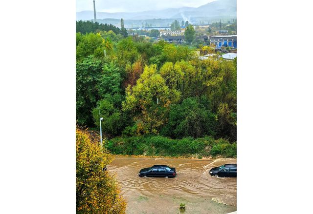 Перник е под вода след излял се проливен дъжд в