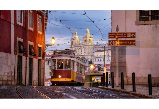 Управляващият в Португалия дясноцентристки Демократичен съюз спечели произведените в неделя