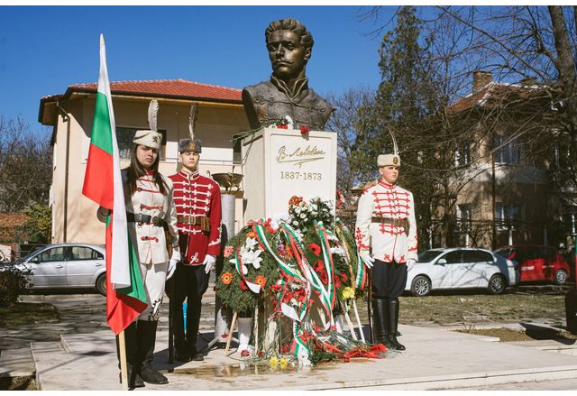 С поклонение пред бюст паметника на Васил Левски на 18 февруари