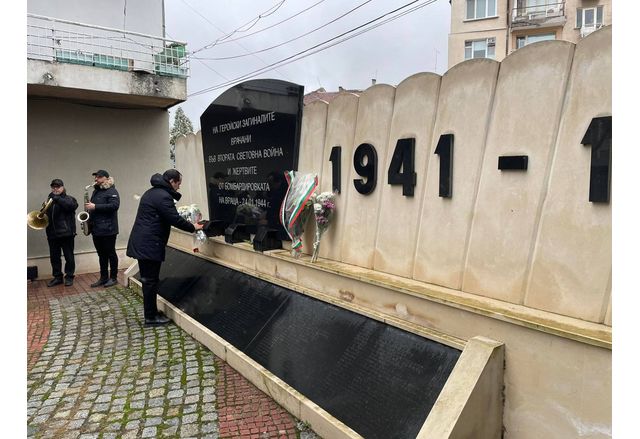 Почитаме паметта на жертвите от бомбардировките през 1944 година