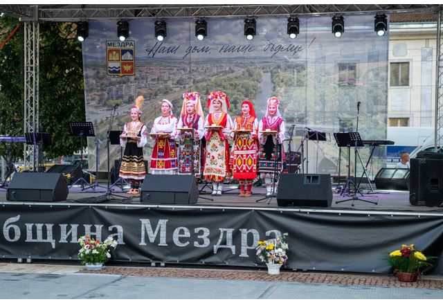 С празничен концерт Мездра отбеляза 75 години от обявяването й за град и 100 години от основаването на местното читалище