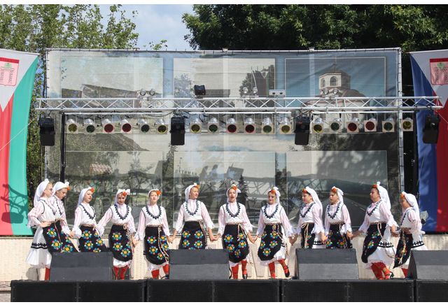 Празничната програма на град Ихтиман завърши със страхотен фолклорен ден